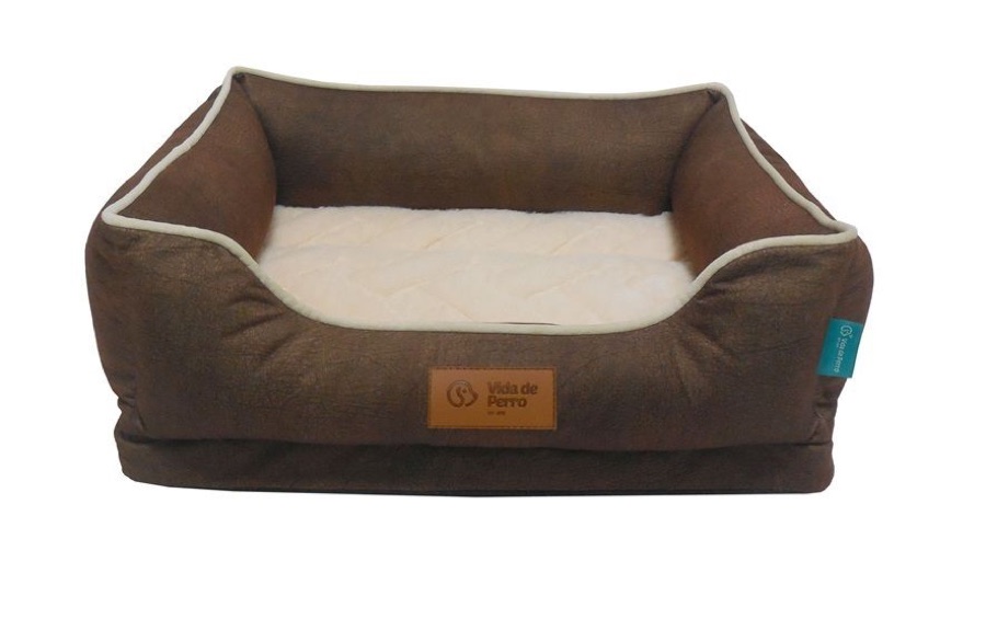 Cama con respaldo alto