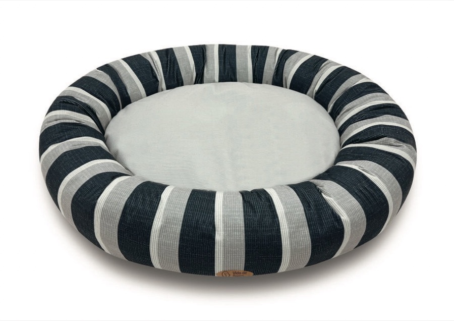 Cama negra con bordes