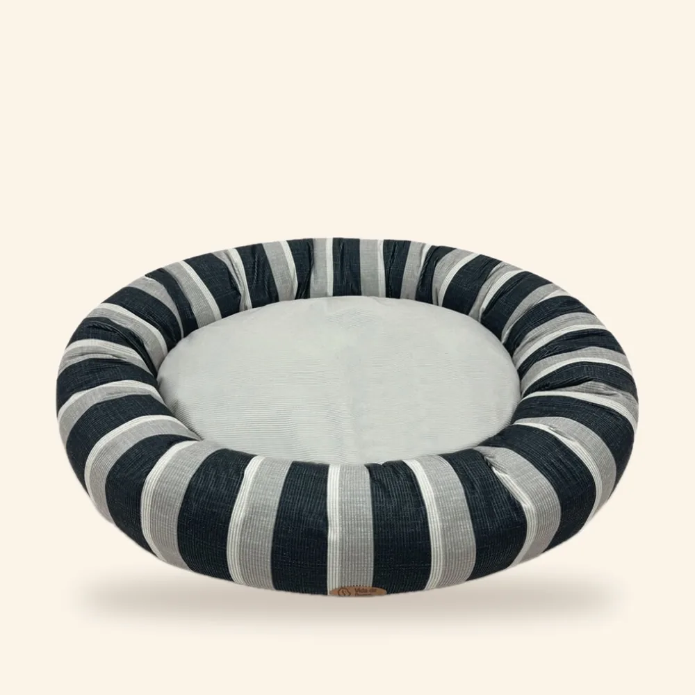Cama negra con bordes para perro
